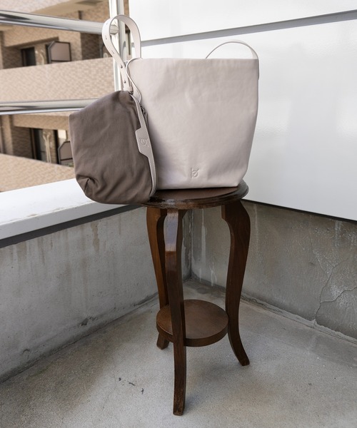 エーゼロ（エーゼロ）の「《牛革》ポーチ付きバケットショルダー（ショルダーバッグ・レディース・ブラック/グレイッシュベージュ・FREE）」の7枚目の写真