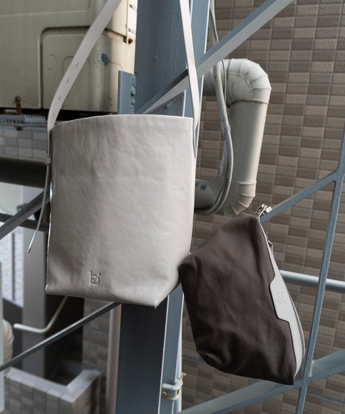 エーゼロ（エーゼロ）の「《牛革》ポーチ付きバケットショルダー（ショルダーバッグ・レディース・ブラック/グレイッシュベージュ・FREE）」の8枚目の写真