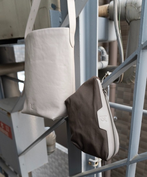 エーゼロ（エーゼロ）の「《牛革》ポーチ付きバケットショルダー（ショルダーバッグ・レディース・ブラック/グレイッシュベージュ・FREE）」の9枚目の写真