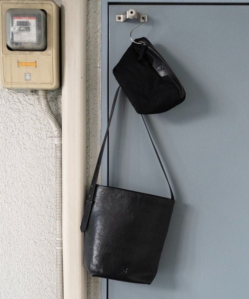 エーゼロ（エーゼロ）の「《牛革》ポーチ付きバケットショルダー（ショルダーバッグ・レディース・ブラック/グレイッシュベージュ・FREE）」の4枚目の写真