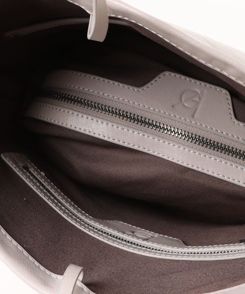 エーゼロ（エーゼロ）の「《牛革》ポーチ付きバケットショルダー（ショルダーバッグ・レディース・ブラック/グレイッシュベージュ・FREE）」の17枚目の写真