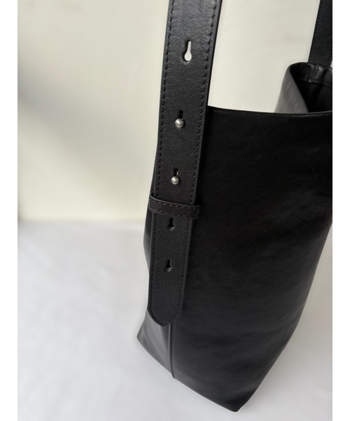 エーゼロ（エーゼロ）の「《牛革》ポーチ付きバケットショルダー（ショルダーバッグ・レディース・ブラック/グレイッシュベージュ・FREE）」の21枚目の写真