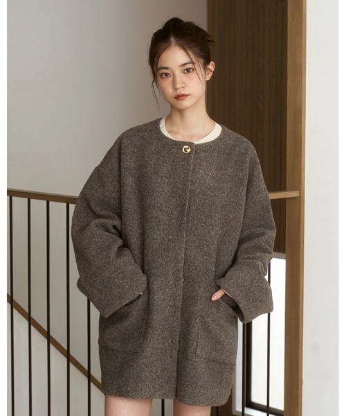 moi tytto(モイテュット)の「ノーカラーボアミドルコート(ノーカラーコート・レディース・チャコールグレー/ブラウン/ナチュラル・FREE)」の2枚目の写真