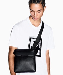 ARMANI EXCHANGE（アルマーニエクスチェンジ）の「【A|X アルマーニ エクスチェンジ】AXメタルロゴ フラットショルダーバッグ（ショルダーバッグ・メンズ）」