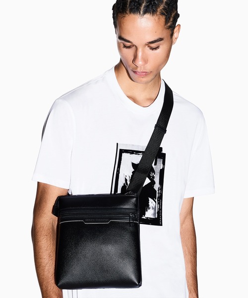 ARMANI EXCHANGE(アルマーニエクスチェンジ)の「【A|X アルマーニ エクスチェンジ】AXメタルロゴ フラットショルダーバッグ(ショルダーバッグ・メンズ・ブラック・FREE)」の1枚目の写真