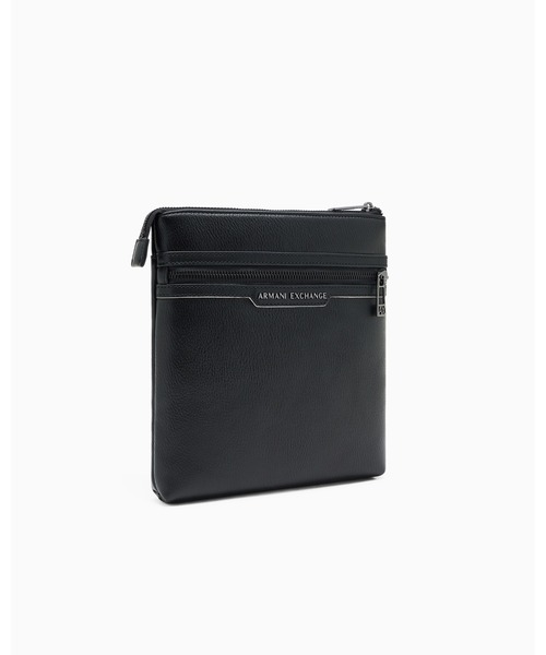ARMANI EXCHANGE(アルマーニエクスチェンジ)の「【A|X アルマーニ エクスチェンジ】AXメタルロゴ フラットショルダーバッグ(ショルダーバッグ・メンズ・ブラック・FREE)」の2枚目の写真