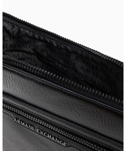 ARMANI EXCHANGE(アルマーニエクスチェンジ)の「【A|X アルマーニ エクスチェンジ】AXメタルロゴ フラットショルダーバッグ(ショルダーバッグ・メンズ・ブラック・FREE)」の4枚目の写真