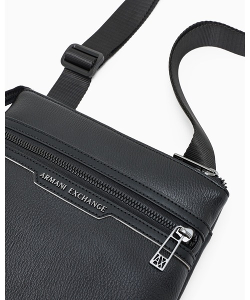 ARMANI EXCHANGE(アルマーニエクスチェンジ)の「【A|X アルマーニ エクスチェンジ】AXメタルロゴ フラットショルダーバッグ(ショルダーバッグ・メンズ・ブラック・FREE)」の5枚目の写真