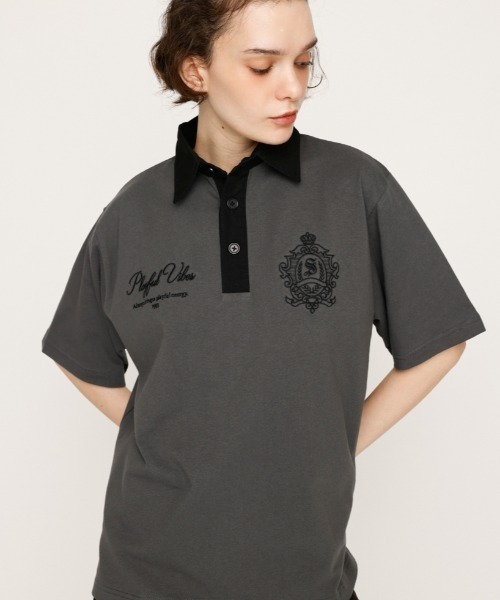SLY(スライ)の「OVERSIZE EMBROIDERY RUGBY T/SH オーバーサイズ エンブロイダリー ラグビー Tシャツ 秋服 半袖 夏服(ポロシャツ・レディース・ネイビー/ホワイト/ライトブラック/ライトイエロー・FREE)」の2枚目の写真