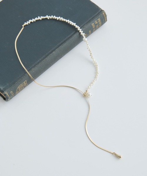 earth music&ecology（アースミュージックアンドエコロジー）の「スネークチェーン×パールスライドロングネックレス（ネックレス・レディース・ゴールド/シルバー・FREE）」の2枚目の写真