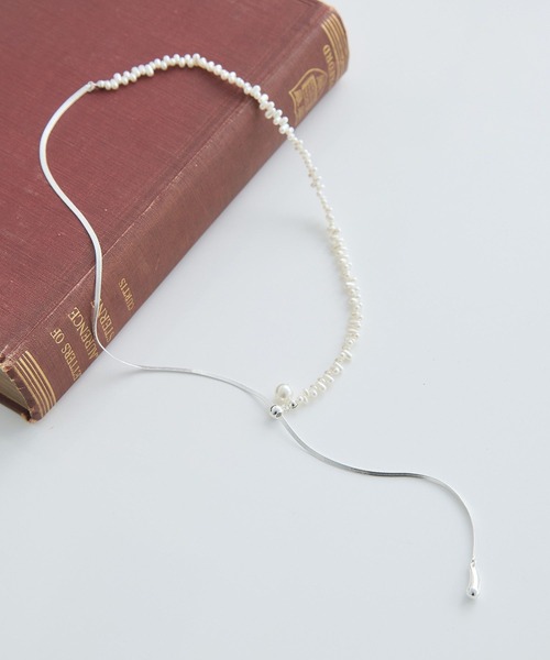 earth music&ecology（アースミュージックアンドエコロジー）の「スネークチェーン×パールスライドロングネックレス（ネックレス・レディース・ゴールド/シルバー・FREE）」の7枚目の写真