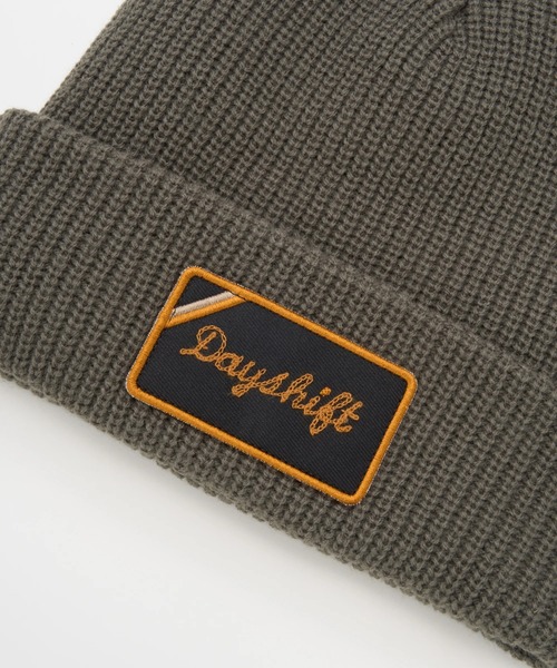 RVCA（ルーカ）の「RVCA メンズ DAYSHIFT 2 BEANIE ビーニー 【2025年秋冬モデル】/ルーカワッペンワンポイントニットキャップ・ビーニー（ニットキャップ/ビーニー・メンズ・オリーブ・FREE）」の2枚目の写真