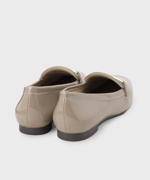 OPAQUE.CLIP（オペークドットクリップ）の「【抗菌防臭加工】メタルバーエナメルローファーシューズ（パンプス・レディース・ブラック/ベージュ・02/03）」の5枚目の写真