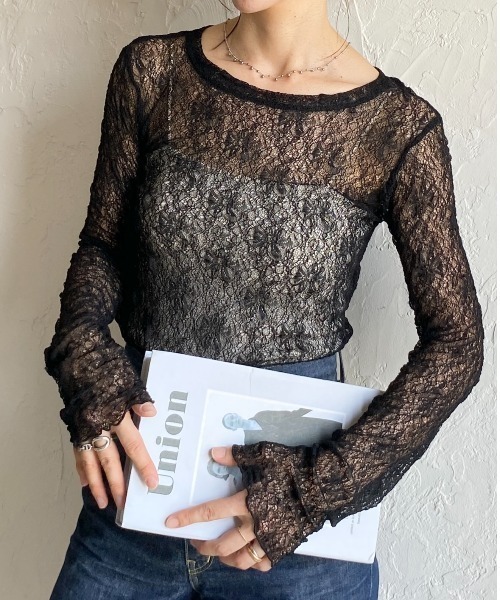 She's Closet(シーズクローゼット)の「長袖クルーネック透かし編みストレッチレースシアートップス(Tシャツ/カットソー・レディース・ホワイト/ブラック/ブラウン系その他/スモークピンク/ブラウン/ブルーグレー・FREE)」の2枚目の写真