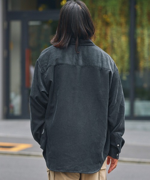 THE CRAFT CREW PRODUCTS（ザクラフトクループロダクツ）の「ファンクショナルコーデュロイ オーバーサイズ レギュラーカラー長袖シャツ / イージーケア・吸水速乾・UVカット【THE CRAFT CREW PRODUCTS】（シャツ/ブラウス・メンズ・ネイビー/チャコール/ブラウン/グレイッシュベージュ・S/L/M）」の10枚目の写真