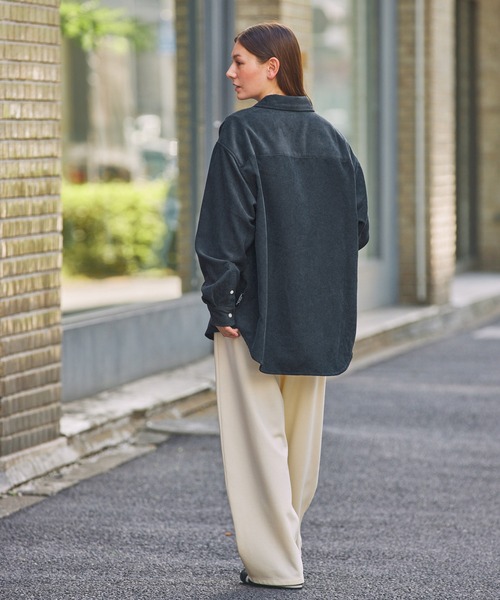 THE CRAFT CREW PRODUCTS（ザクラフトクループロダクツ）の「ファンクショナルコーデュロイ オーバーサイズ レギュラーカラー長袖シャツ / イージーケア・吸水速乾・UVカット【THE CRAFT CREW PRODUCTS】（シャツ/ブラウス・メンズ・ネイビー/チャコール/ブラウン/グレイッシュベージュ・S/L/M）」の14枚目の写真