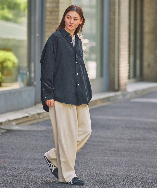 THE CRAFT CREW PRODUCTS（ザクラフトクループロダクツ）の「ファンクショナルコーデュロイ オーバーサイズ レギュラーカラー長袖シャツ / イージーケア・吸水速乾・UVカット【THE CRAFT CREW PRODUCTS】（シャツ/ブラウス・メンズ・ネイビー/チャコール/ブラウン/グレイッシュベージュ・S/L/M）」の15枚目の写真