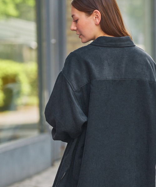 THE CRAFT CREW PRODUCTS（ザクラフトクループロダクツ）の「ファンクショナルコーデュロイ オーバーサイズ レギュラーカラー長袖シャツ / イージーケア・吸水速乾・UVカット【THE CRAFT CREW PRODUCTS】（シャツ/ブラウス・メンズ・ネイビー/チャコール/ブラウン/グレイッシュベージュ・S/L/M）」の17枚目の写真