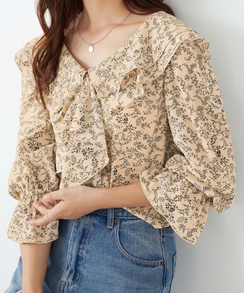 alotta(アロッタ)の「フリル衿小花柄ブラウス(シャツ/ブラウス・レディース・ベージュ/ブラック・M/L)」の2枚目の写真