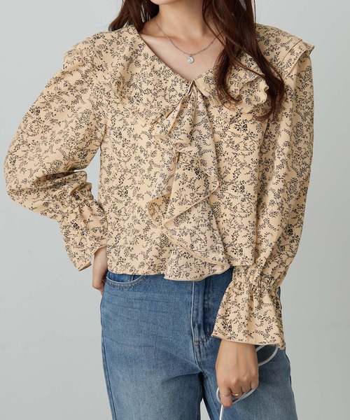 alotta(アロッタ)の「フリル衿小花柄ブラウス(シャツ/ブラウス・レディース・ベージュ/ブラック・M/L)」の5枚目の写真