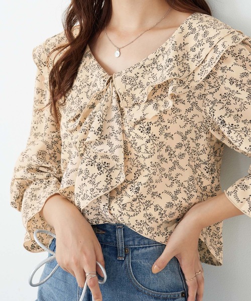 alotta(アロッタ)の「フリル衿小花柄ブラウス(シャツ/ブラウス・レディース・ベージュ/ブラック・M/L)」の3枚目の写真
