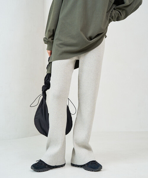 FREAK'S STORE（フリークスストア）の「限定展開　リブ フレア ニットパンツ（その他パンツ・レディース・ライトグレー/ダークブラウン/ベージュ/ブラック/ブルーグレー/ナチュラル/杢グレー・SMALL/MEDIUM）」の2枚目の写真