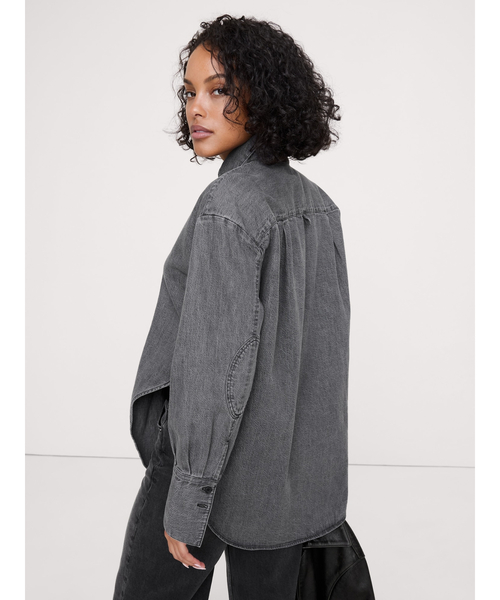 Banana Republic(バナナリパブリック)の「デニム カーブヘム シャツ(シャツ/ブラウス・レディース・グレー・M/S/XS/L)」の2枚目の写真