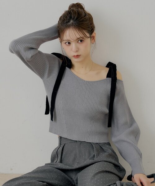 Chico（チコ）の「肩リボンオフショルリブニット（ニット/セーター・レディース・チャコールグレー/ブラウン/グレー/アイボリー・FREE）」の3枚目の写真