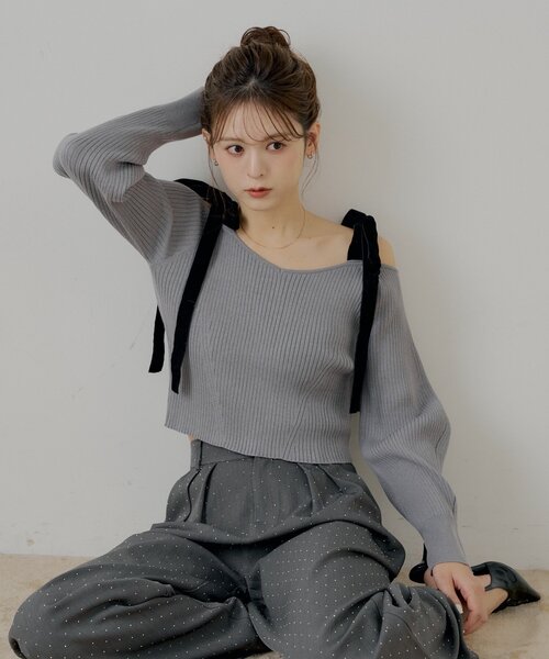 Chico（チコ）の「肩リボンオフショルリブニット（ニット/セーター・レディース・チャコールグレー/ブラウン/グレー/アイボリー・FREE）」の7枚目の写真