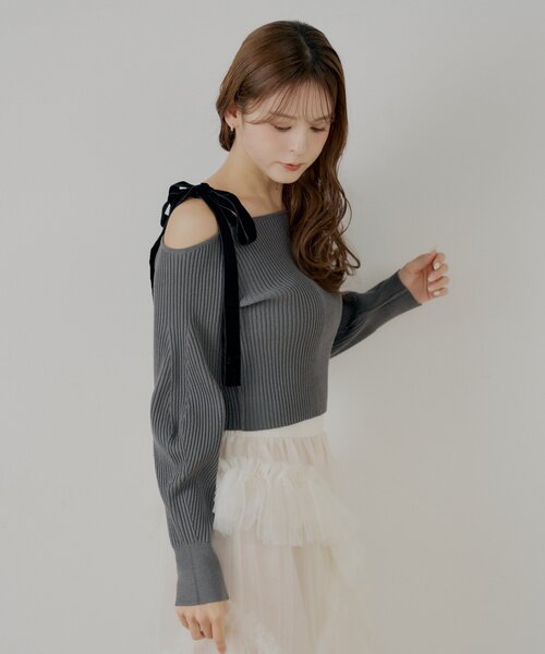 Chico（チコ）の「肩リボンオフショルリブニット（ニット/セーター・レディース・チャコールグレー/ブラウン/グレー/アイボリー・FREE）」の15枚目の写真