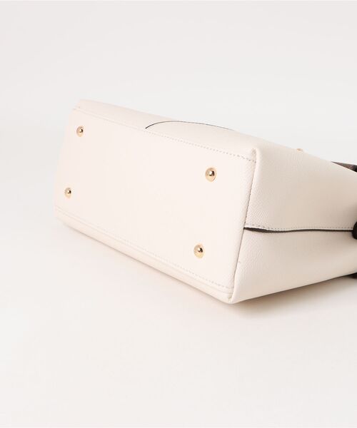m.f.editorial（エムエフエディトリアル）の「【2WAY 鞄】m.f.エディトリアル レディース ベルトデザイン ハンドバッグ（ハンドバッグ・レディース・アイボリー/ブラック・FREE）」の4枚目の写真