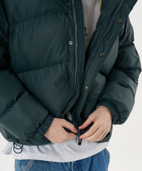 AECA(エイカ)の「AECA CURVED SHORT PUFFER JUMPER-VINTAGE BLUE(ダウンジャケット/コート・メンズ・その他・MEDIUM/LARGE/SMALL)」の4枚目の写真