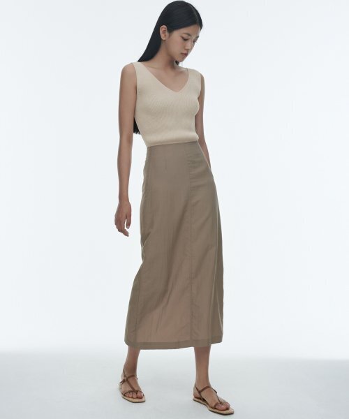 MUSINSA STANDARD WOMAN（ムシンサスタンダードウーマン）の「ウィメンズリブドVネックニットスリーブレストップ[ライトベージュ]（ニット/セーター・レディース・その他・SMALL/MEDIUM/LARGE/X-SMALL）」の2枚目の写真
