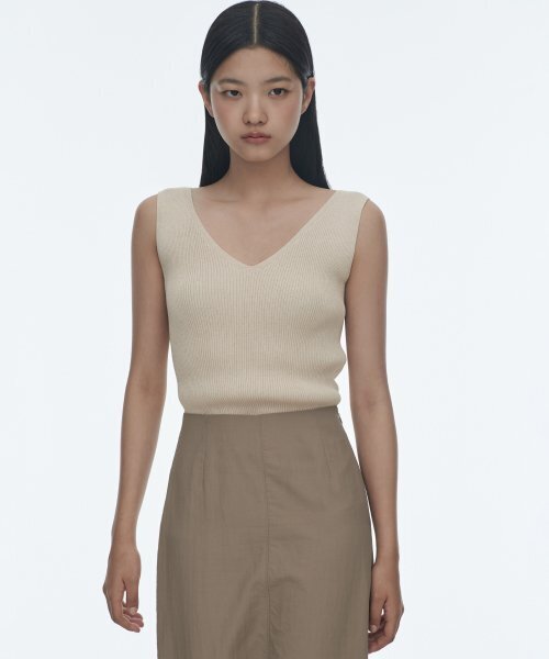 MUSINSA STANDARD WOMAN（ムシンサスタンダードウーマン）の「ウィメンズリブドVネックニットスリーブレストップ[ライトベージュ]（ニット/セーター・レディース・その他・SMALL/MEDIUM/LARGE/X-SMALL）」の4枚目の写真