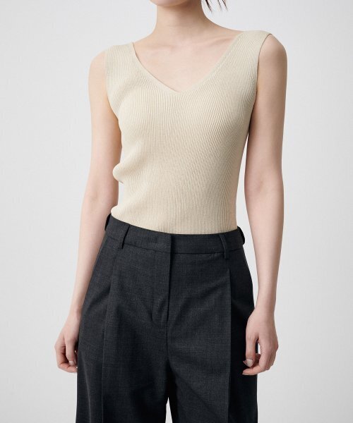MUSINSA STANDARD WOMAN（ムシンサスタンダードウーマン）の「ウィメンズリブドVネックニットスリーブレストップ[ライトベージュ]（ニット/セーター・レディース・その他・SMALL/MEDIUM/LARGE/X-SMALL）」の5枚目の写真