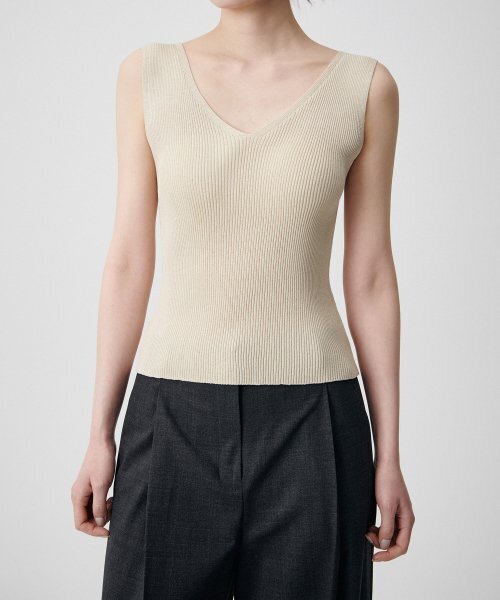 MUSINSA STANDARD WOMAN（ムシンサスタンダードウーマン）の「ウィメンズリブドVネックニットスリーブレストップ[ライトベージュ]（ニット/セーター・レディース・その他・SMALL/MEDIUM/LARGE/X-SMALL）」の6枚目の写真
