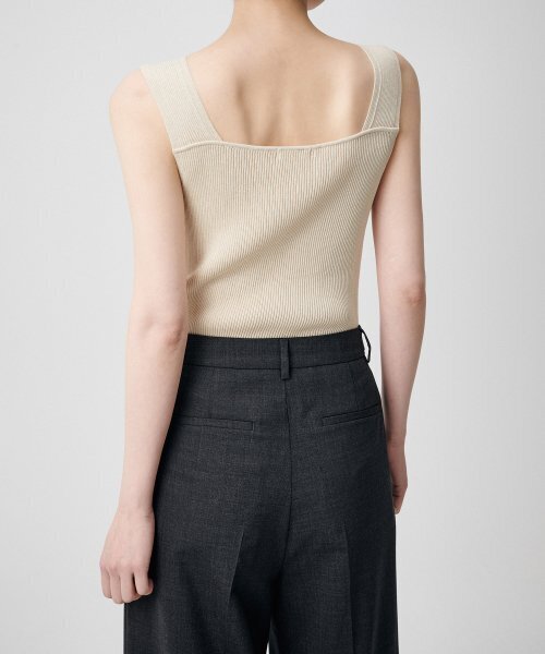 MUSINSA STANDARD WOMAN（ムシンサスタンダードウーマン）の「ウィメンズリブドVネックニットスリーブレストップ[ライトベージュ]（ニット/セーター・レディース・その他・SMALL/MEDIUM/LARGE/X-SMALL）」の7枚目の写真