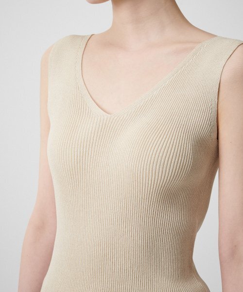 MUSINSA STANDARD WOMAN（ムシンサスタンダードウーマン）の「ウィメンズリブドVネックニットスリーブレストップ[ライトベージュ]（ニット/セーター・レディース・その他・SMALL/MEDIUM/LARGE/X-SMALL）」の8枚目の写真