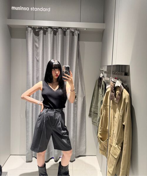 MUSINSA STANDARD WOMAN（ムシンサスタンダードウーマン）の「ウィメンズリブドVネックニットスリーブレストップ[ライトベージュ]（ニット/セーター・レディース・その他・SMALL/MEDIUM/LARGE/X-SMALL）」の12枚目の写真
