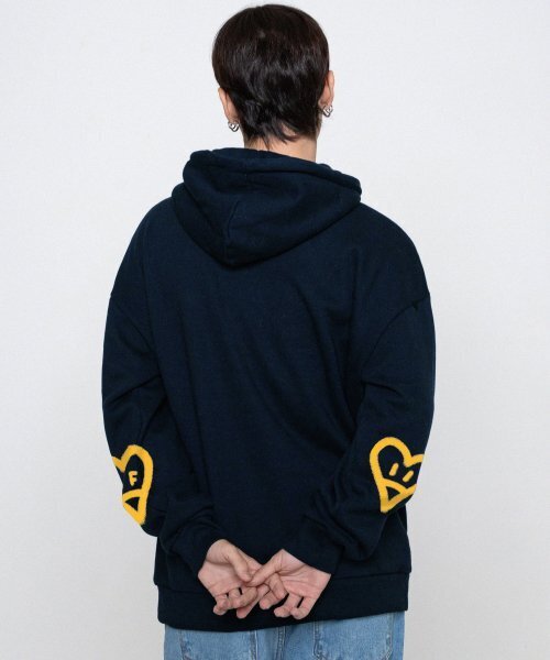 GRAVER（グレーバー）の「[ユニセックス]エルボースプレーハートスマイルフードパーカー_ネイビー（パーカー・レディース・ネイビー・SMALL/MEDIUM/LARGE/X-LARGE）」の2枚目の写真