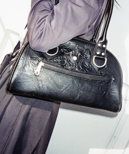 IUGAMAKARAS（イウガマカラス）の「Studded Leather Bowling Bag (Black)（ショルダーバッグ・レディース・その他・FREE）」の3枚目の写真