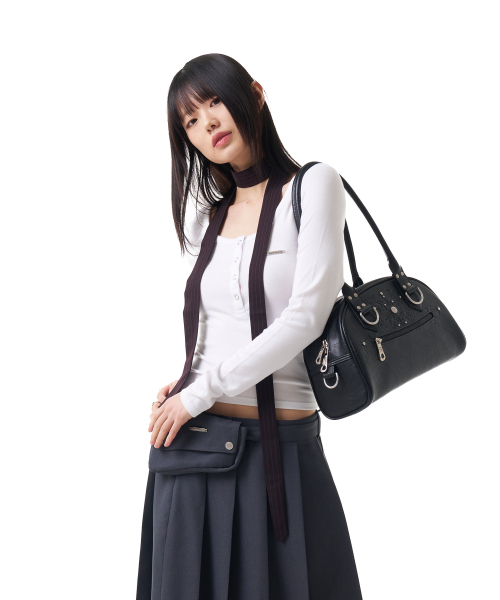 IUGAMAKARAS（イウガマカラス）の「Studded Leather Bowling Bag (Black)（ショルダーバッグ・レディース・その他・FREE）」の5枚目の写真