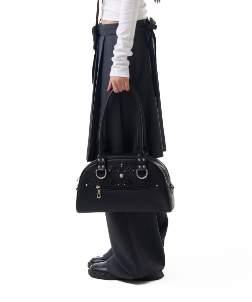 IUGAMAKARAS（イウガマカラス）の「Studded Leather Bowling Bag (Black)（ショルダーバッグ・レディース・その他・FREE）」の8枚目の写真