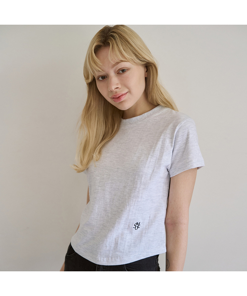 5OML(オーオーエムエル)の「ロゴ刺繍クロップTシャツ(4カラー)(Tシャツ/カットソー・レディース・ブラック/オートミール/ホワイト/ライトグレー・LARGE/MEDIUM)」の3枚目の写真