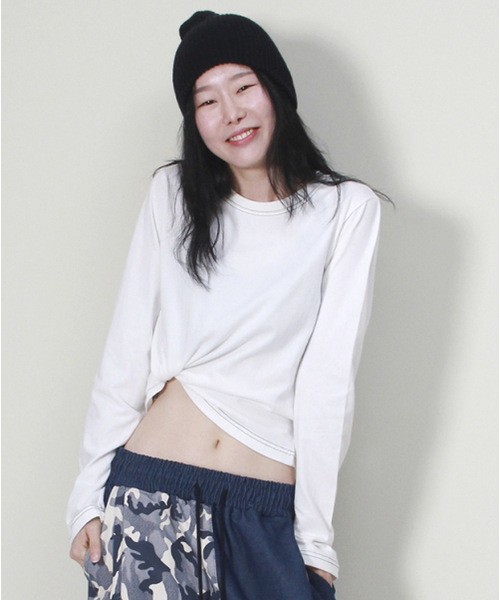 DEMARC(ドゥマーク)の「アウトステッチ配色セミクロップ長袖Tシャツアイボリー(Tシャツ/カットソー・レディース・その他・LARGE/MEDIUM)」の1枚目の写真