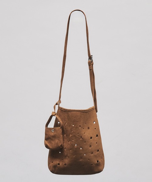 selle glant(セレグランテ)の「SUEDE LIKE DESIGN SHOULDER BAG/スエードライクデザインショルダーバッグ(ショルダーバッグ・メンズ・ブラック/グレー/キャメル/ダークブラウン・FREE)」の1枚目の写真