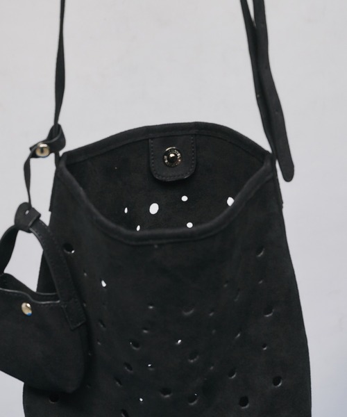 selle glant(セレグランテ)の「SUEDE LIKE DESIGN SHOULDER BAG/スエードライクデザインショルダーバッグ(ショルダーバッグ・メンズ・ブラック/グレー/キャメル/ダークブラウン・FREE)」の9枚目の写真