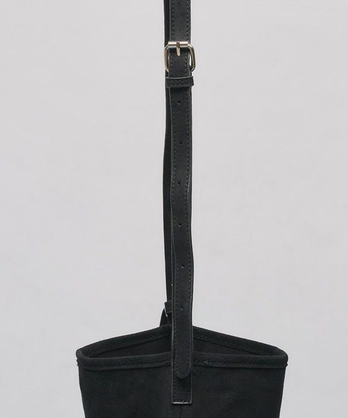 selle glant(セレグランテ)の「SUEDE LIKE DESIGN SHOULDER BAG/スエードライクデザインショルダーバッグ(ショルダーバッグ・メンズ・ブラック/グレー/キャメル/ダークブラウン・FREE)」の10枚目の写真