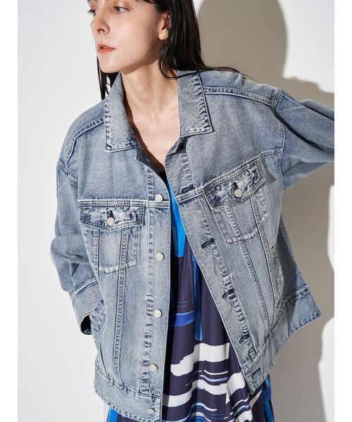 ELENDEEK(エレンディーク)の「バックフォルムルーズデニムジャケット(デニムジャケット・レディース・ライトブルー/インディゴブルー・FREE)」の4枚目の写真