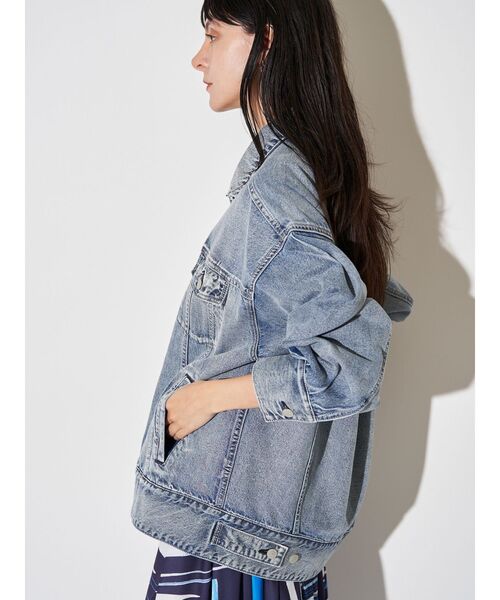 ELENDEEK(エレンディーク)の「バックフォルムルーズデニムジャケット(デニムジャケット・レディース・ライトブルー/インディゴブルー・FREE)」の5枚目の写真